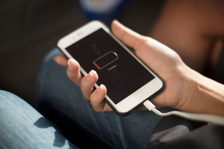 6 Bahaya Charger HP Dicolok Terus di Stopkontak