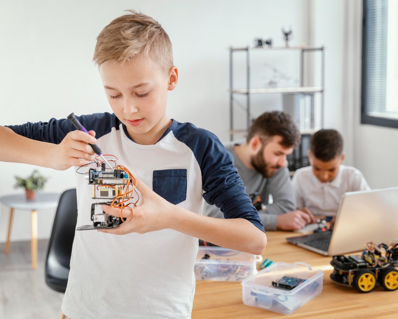 Ayah dan Anak Membuat Robot